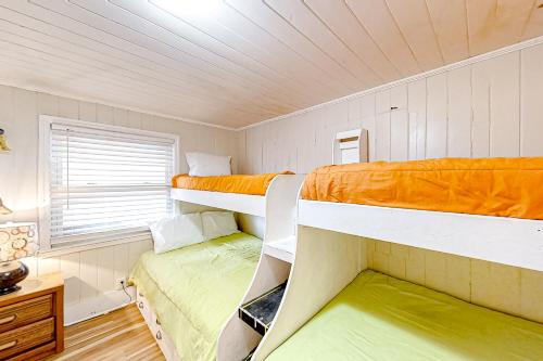 מיטה או מיטות קומותיים בחדר ב-Seahorse Serenity