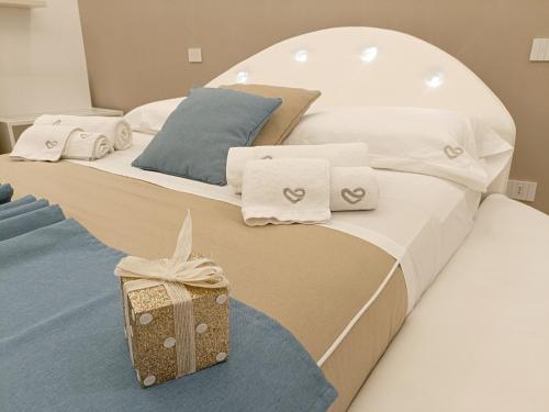 2 camas con toallas y una caja en el suelo en Romantic Suite, en Monopoli