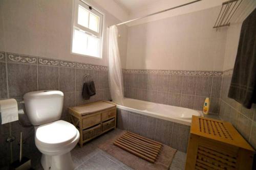een badkamer met een toilet, een bad en een wastafel bij A Life in the Sun by Slice of Heaven in Calheta