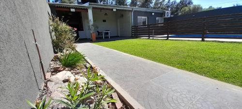 a walkway leading to a house with a yard at Tranquilidad Total in Roldán