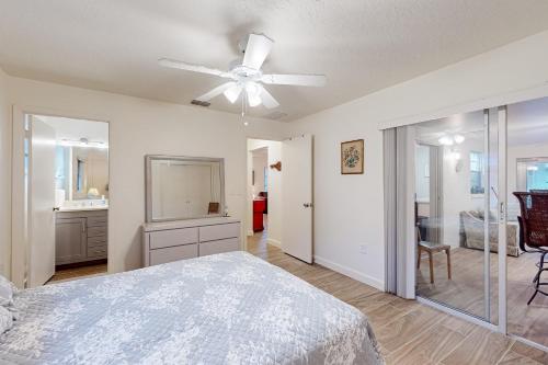 een slaapkamer met een bed en een plafondventilator bij East Side Escape in Sarasota
