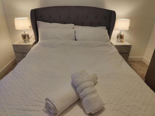 Una cama o camas en una habitación de 2 bedroom en-suite apartment in Basildon, Essex (Enjoy the simple things in life)