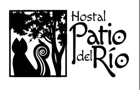 een sticker van een kat en een boom met de woorden ziekenhuis pediat del bij Hostal Patio del Río in Cali