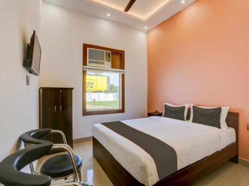 sypialnia z łóżkiem i 2 krzesłami w obiekcie North Hotel & Lawn w mieście Lucknow
