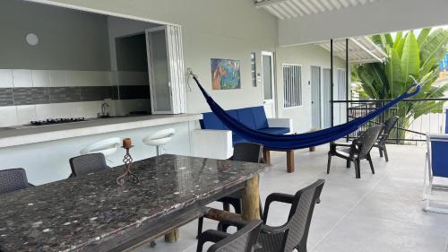 una sala de estar con una hamaca en una casa en Villa La Felisa Hospedaje Campestre Pandi Cundinamarca, en Pandi