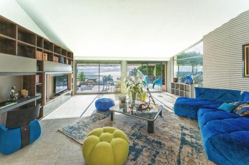 un salon avec un canapé bleu et une table dans l'établissement Villa Bellevue, à Sète