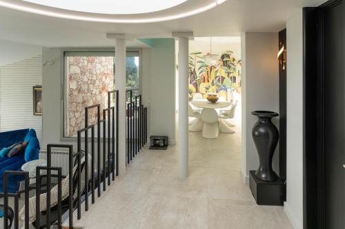 un couloir avec un escalier en colimaçon et un plafond rond dans l'établissement Villa Bellevue, à Sète