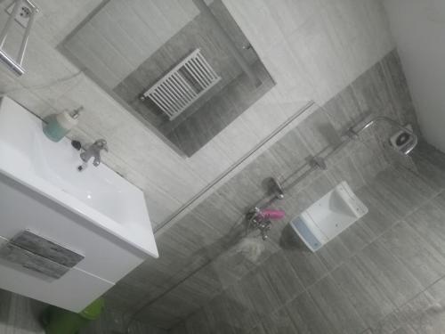 an overhead view of a bathroom with a toilet and a sink at F3 haut standing in Oran