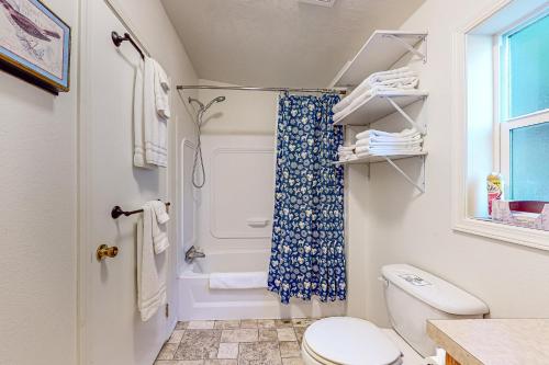 La salle de bains est pourvue d'une douche et de toilettes. dans l'établissement Lakefront Lookouts 1 & 2, à Lakeside