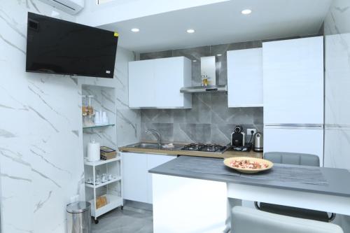 een keuken met witte kasten en een aanrechtblad bij Holiday Home Litteri in Catania