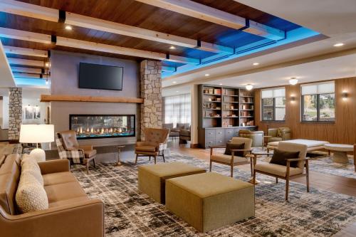 eine Lobby mit einem Wohnzimmer mit Kamin in der Unterkunft Residence Inn by Marriott Vail in Vail