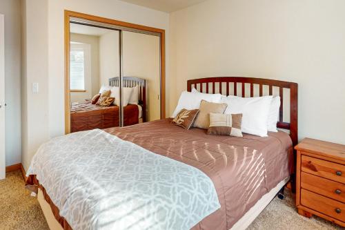 ein Schlafzimmer mit einem großen Bett und einem großen Spiegel in der Unterkunft High Meadow Hideaway in South Lake Tahoe