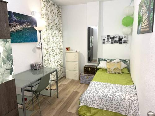 niewielka sypialnia z łóżkiem i biurkiem w obiekcie Light and cozy apartment in Alicante w Alicante
