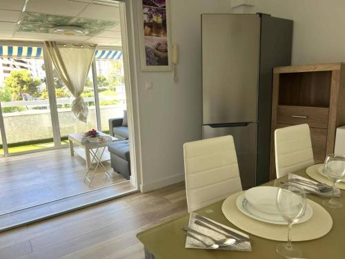 kuchnia i jadalnia ze stołem i krzesłami w obiekcie Light and cozy apartment in Alicante w Alicante