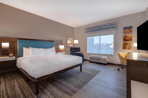 um quarto de hotel com uma cama e uma janela em Hampton Inn Chicago Orland Park em Orland Park