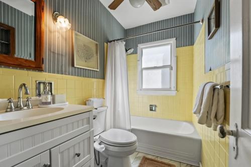 a bathroom with a sink and a toilet and a tub at Sunset Serenade in West Palm Beach