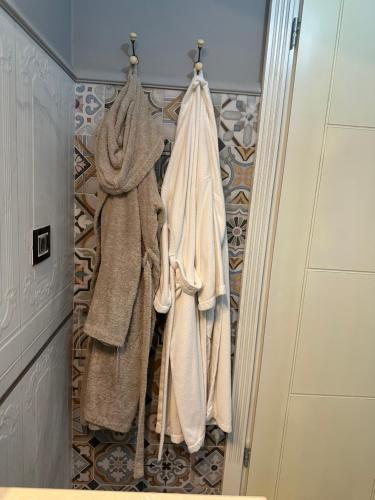 uma casa de banho com toalhas penduradas numa parede em San em Bijeljina