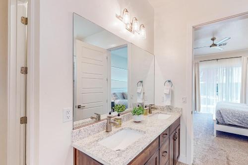 a bathroom with two sinks and a large mirror at Santa Clara Starlight-Ocotillo 9 in Santa Clara