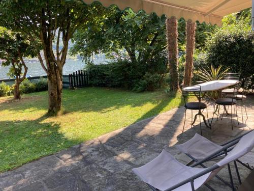 O grădină în afara Orta cottage sulla riva del lago