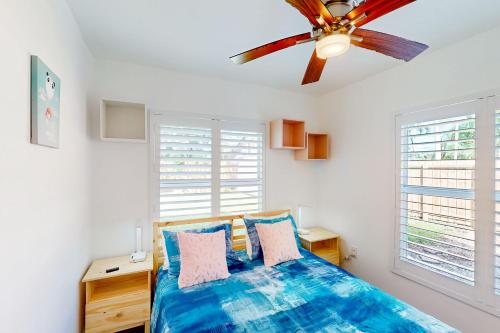 1 dormitorio con 1 cama y ventilador de techo en Palm Shadow Sanctuary en Fort Lauderdale