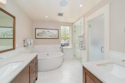 Ένα μπάνιο στο Holly House: A Blend of Telluride History and Modern Luxury