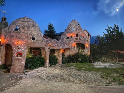 a home shaped like a house with lights on it at Anemoessa in Synikia Mesi Trikalon