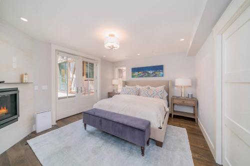 Ένα ή περισσότερα κρεβάτια σε δωμάτιο στο Holly House: A Blend of Telluride History and Modern Luxury