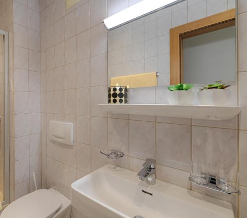 Apartments - Pension Florianにあるバスルーム