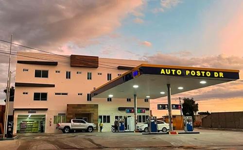 Aota-Tankstelle mit davor geparkt in der Unterkunft Hotel Brisas in Bom Jesus da Lapa