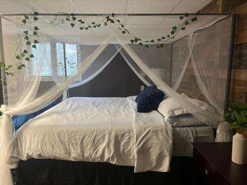 sypialnia z łóżkiem z baldachimem i białą pościelą w obiekcie Home Away w mieście Conyers
