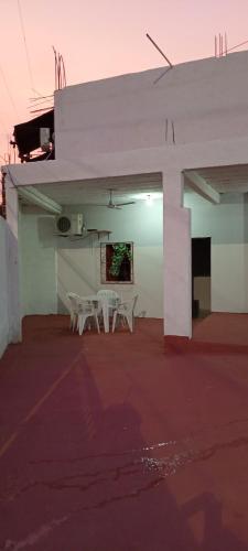ein leeres Zimmer mit zwei Tischen und zwei Stühlen in der Unterkunft Alojamiento JL in Ciudad del Este