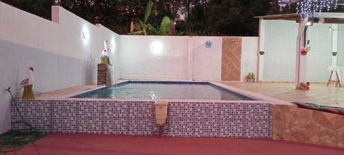 einen Pool mit Fliesenboden und einer Fliesenwand in der Unterkunft Alojamiento JL in Ciudad del Este