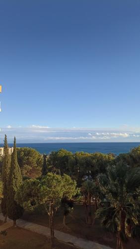 een uitzicht op de oceaan vanuit een resort bij Bonito y moderno estudio con vistas al mar in Benalmádena