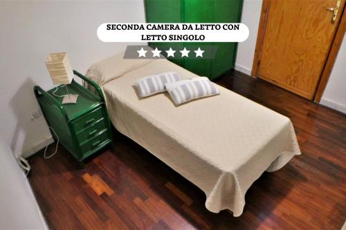 1 dormitorio con 1 cama con cómoda verde en Storico con parcheggio gratuito in pieno centro, en Santa Maria Capua Vetere