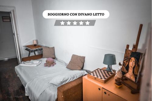 Dormitorio pequeño con cama y vestidor en Storico con parcheggio gratuito in pieno centro, en Santa Maria Capua Vetere