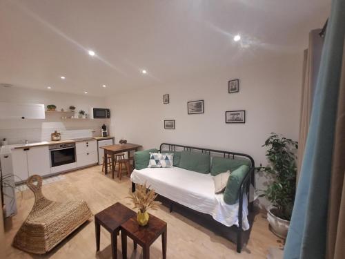 un soggiorno con letto e cucina di La Charmille a Montagnieu