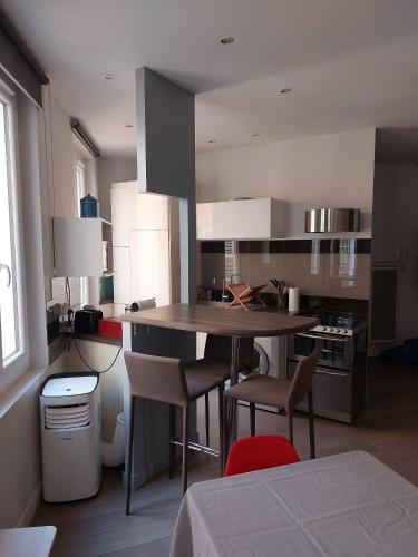 une cuisine avec une table et quelques chaises dans l'établissement Au cosy Provençal centre historique Parking public 300m, à Aix-en-Provence