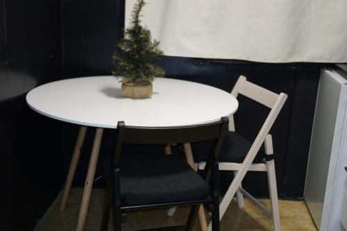 Φωτογραφία από το άλμπουμ του Black & White, Rezerva acum garsoniera cozy, cafea Lavazza, balcon, priveliște spre munte, saltea premium, fotoliu puf σε Petroşani