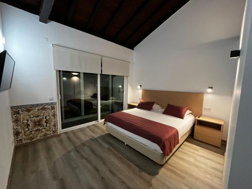 1 dormitorio con cama y ventana grande en Alojamento Local Monte Horeb, en Nadadouro