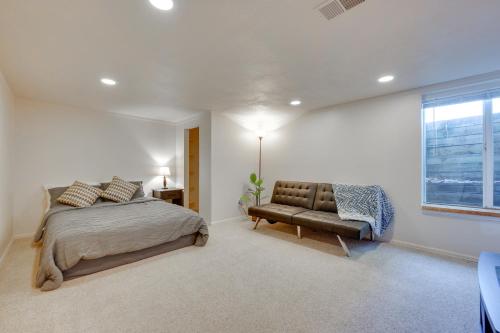 1 dormitorio con cama, sofá y ventana en Inviting Boulder Apartment with Private Yard!, en Boulder