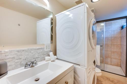 y baño con lavabo y lavadora. en Inviting Boulder Apartment with Private Yard!, en Boulder
