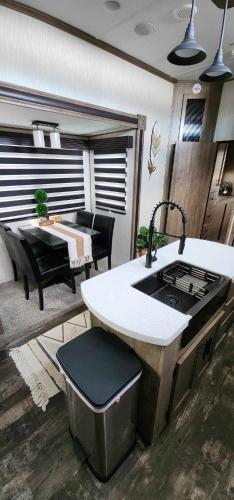 eine Küche mit einem Waschbecken und ein Wohnzimmer mit einem Sofa in der Unterkunft So "Time to Wander" Pet friendly and free early check-in! in Fort Myers