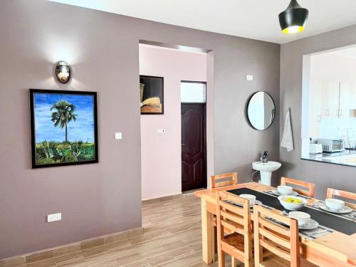 comedor y cocina con mesa y sillas en Ilala House, Voi - 2 bed, 2 bath, en Voi