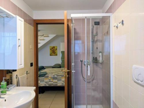 uma casa de banho com um chuveiro e um lavatório. em I Girasoli em Montegrotto Terme