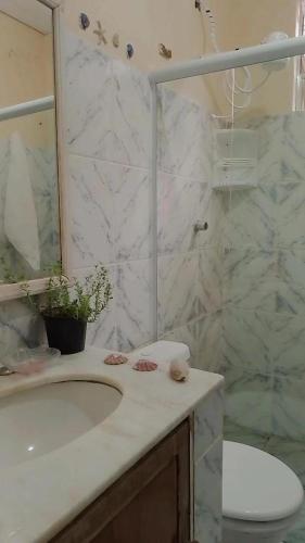 a bathroom with a toilet and a sink and a shower at Pousada Chalés Cantinho do Ronca - Paraty Mirim in Paraty