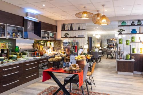 Una cocina o cocineta en Mercure Hotel Forbach Centre de Loisirs
