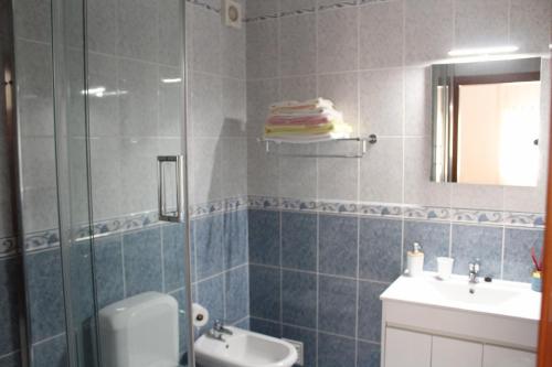 een badkamer met een douche en een wastafel bij Solar do Diabrete in Nazaré