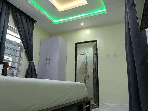 Ένα ή περισσότερα κρεβάτια σε δωμάτιο στο JKA 1-BEDROOM-Apart 24HRS POWER Unlimited WIFI , GARDEN PATIO AREA ,FREE DAILY HOUSEKEEPING