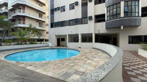 une piscine en face d'un bâtiment dans l'établissement Cabo Frio Elegance Apartament, à Cabo Frio