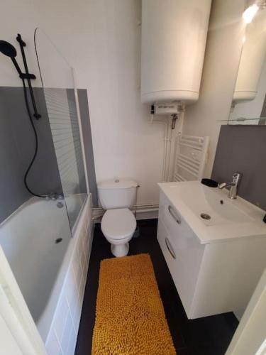 Photo de la galerie de l'établissement joli appartement dans cour privative Wifi, à Besançon